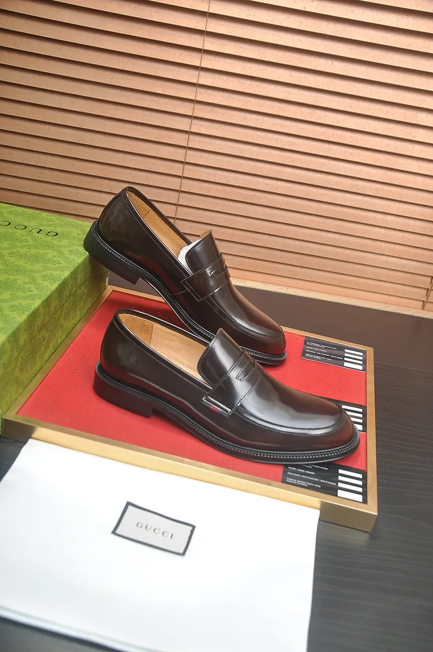 Men's shoes💰500💶Italy's top luxury men's shoe giant (GUCCI) (Gucci) (full cowhide lining) new arrival🍃Original European style🔰 Pleasant to the eye😍In order to make the shoes more durable and non-deformable🌀The production continues to follow traditional methods but there is still no lack of innovation💪Choose original sheepskin for the leather♻️ Smooth and natural And extra bright ⭐Made of imported cowhide, the first choice of rich people 38-45 (45 customized)